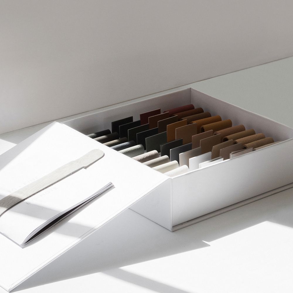 20 x Sørensen Colour Box in white with different leather samples