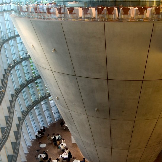 Restaurant at the National Art Center in Tokyo featuring Series 7™ chairs by Arne Jacobsen / Fritz Hansen in ELEGANCE