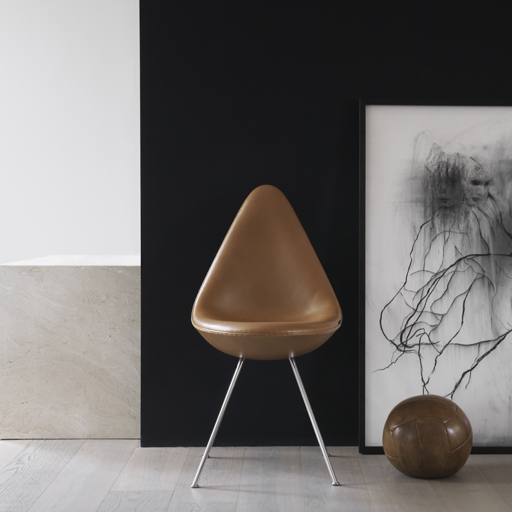 Drop™ chair by Arne Jacobsen from Fritz Hansen. Crafted with Sørensen Leather ELEGANCE