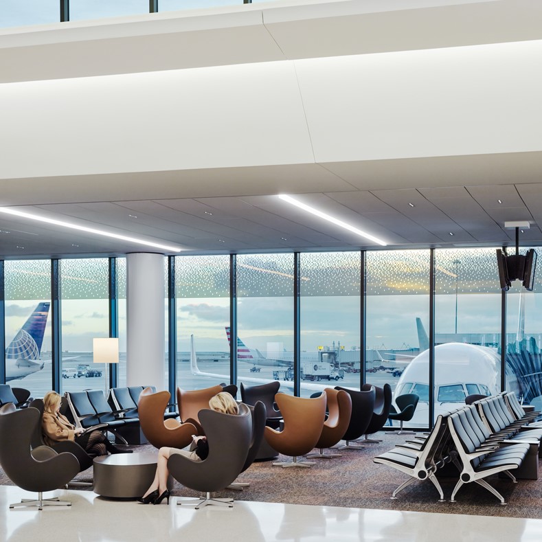Waiting area at San Francisco International Airport with Arne Jacobsens Egg™ chairs from Fritz Hansen