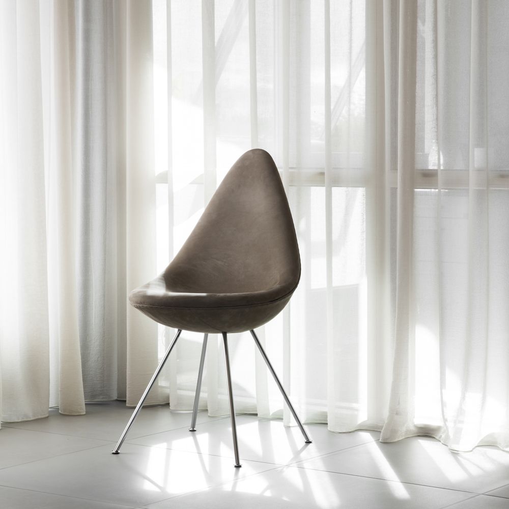 Drop™ Chair by Arne Jacobsen in light grey leather