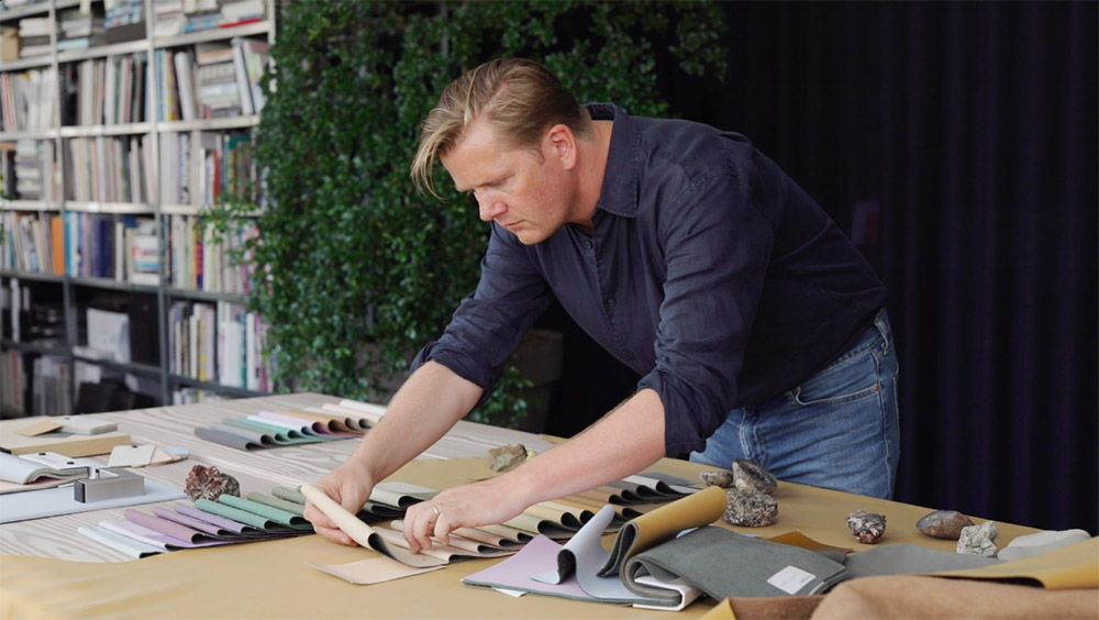 Sørensen Leather – David Thulstrup delves into the details about colour, as the co-creator of our FLUX® collection. Video by Monica Steffensen.