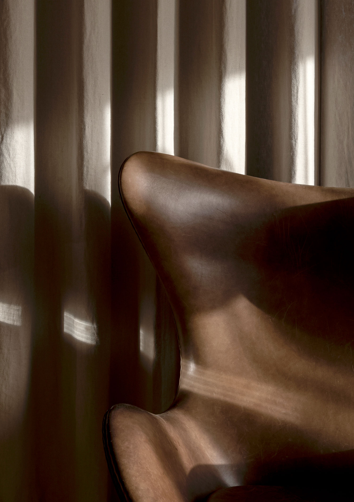 The world-famous Egg™ chair from Fritz Hansen upholstered in ELEGANCE leather on the front.